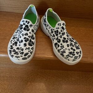 Oofos New Women’s Slip-On Snow Leopard Print Shoes Size 8
